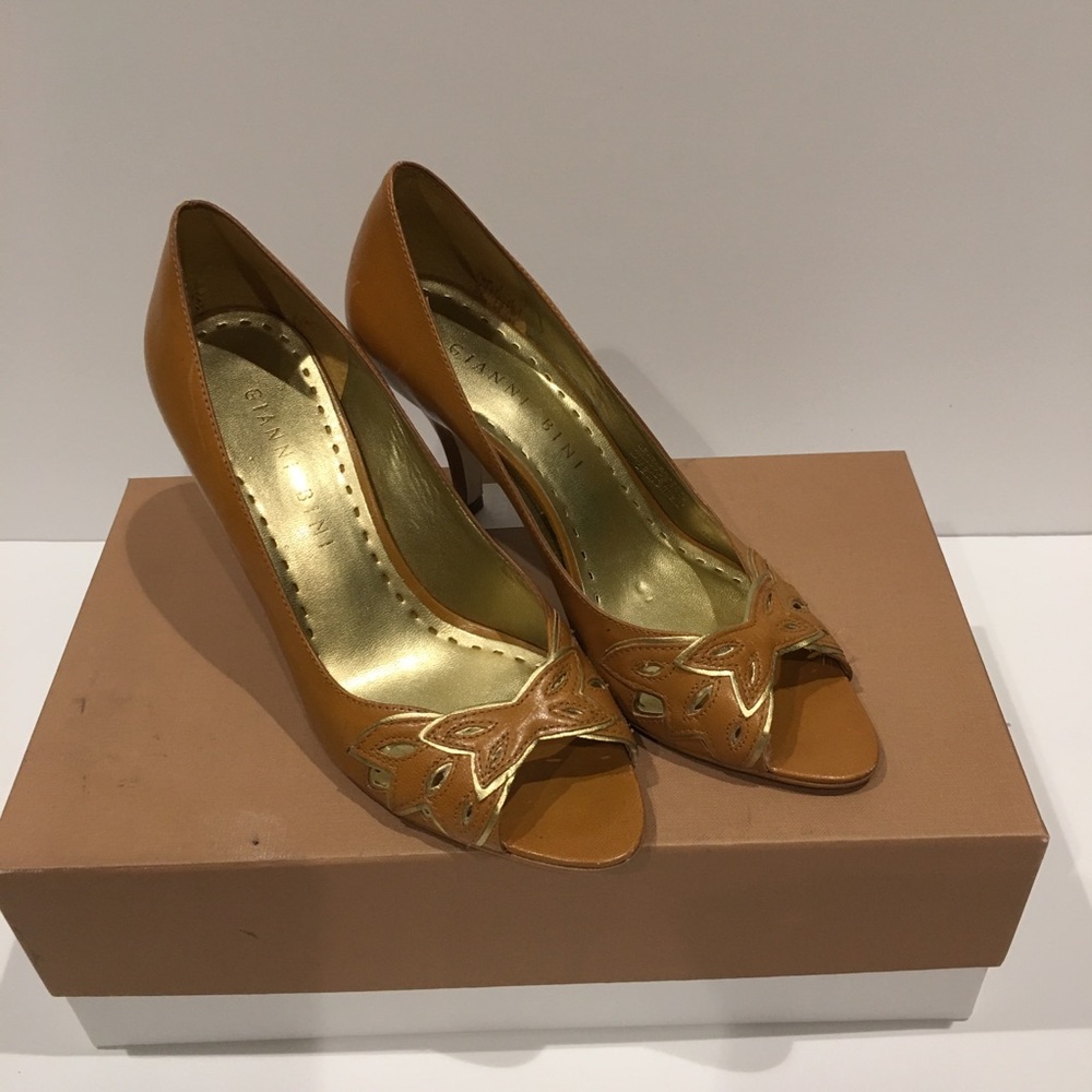 Gianni Bini open toe leather pump. Size7, heels 3"